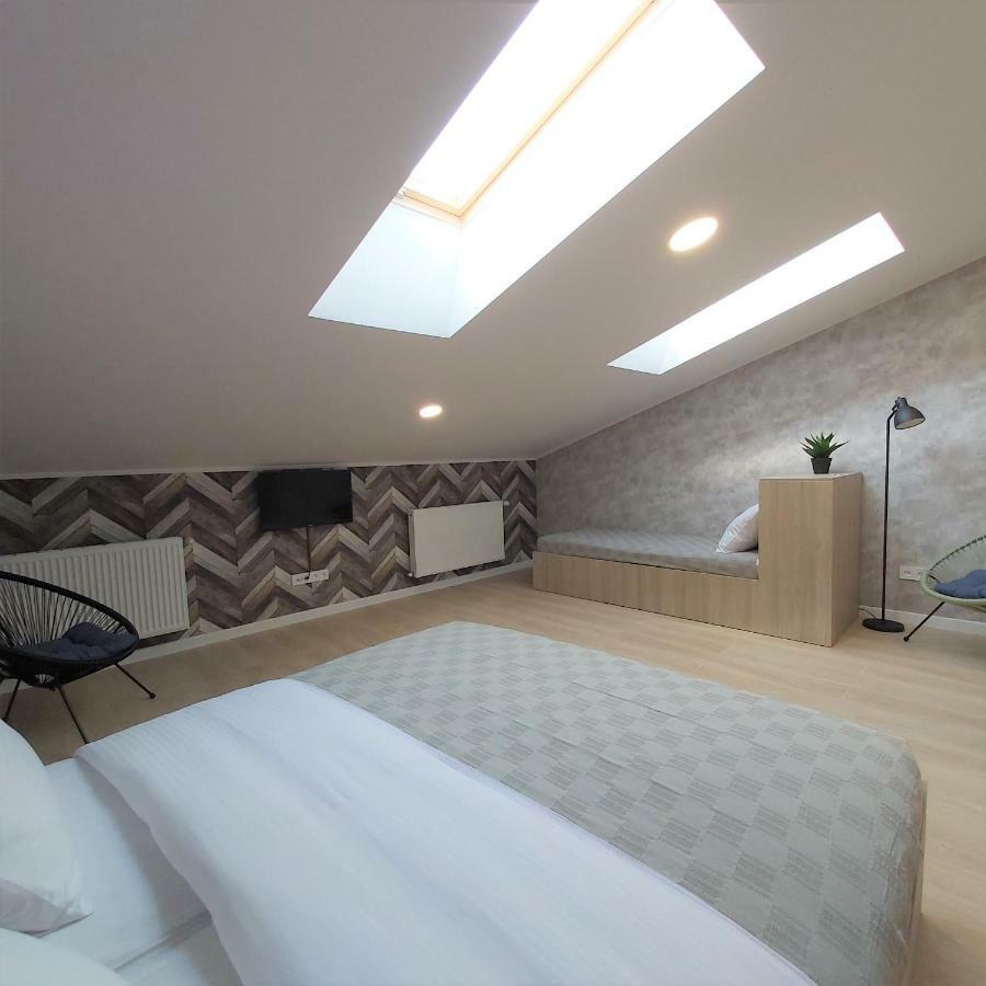 Two-Bedroom Apartment Near Forum ลวีฟ ภายนอก รูปภาพ